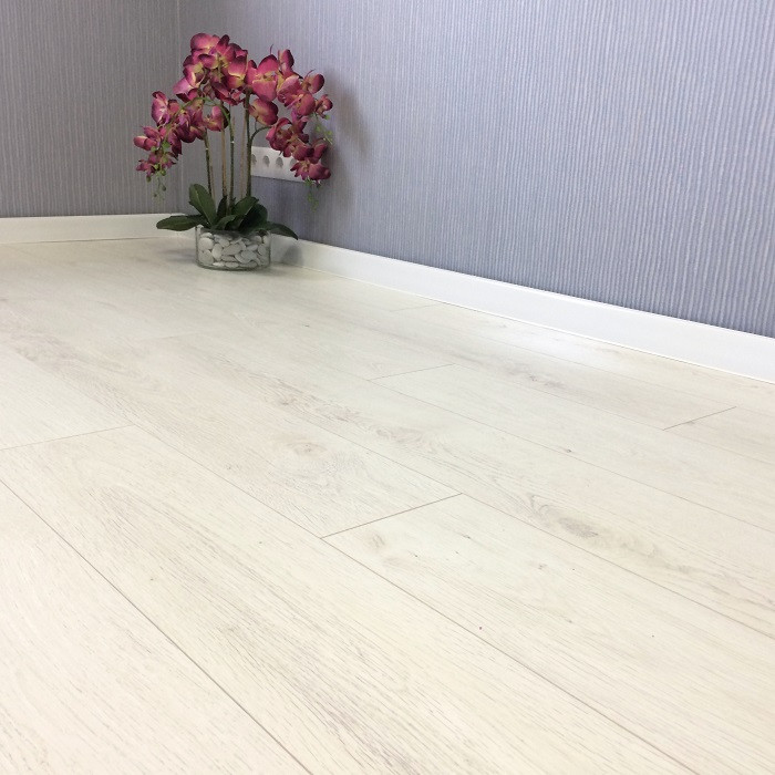 Ламинат EGGER Comfort Classic 33кл 8мм 4-v EC1053 Дуб Кортина белый