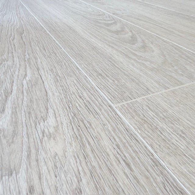 Ламинат EGGER Comfort Classic 33кл 8мм 4-v EC2040 Дуб Кортон белый