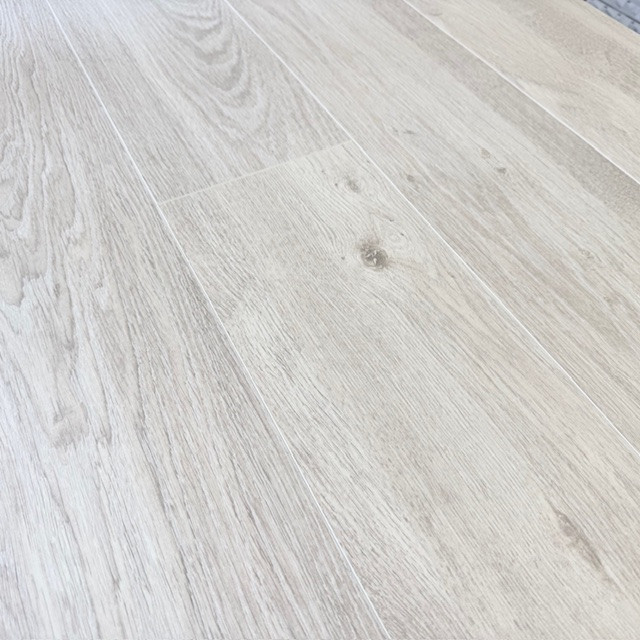 Ламинат EGGER Comfort Classic 33кл 8мм 4-v EC2040 Дуб Кортон белый